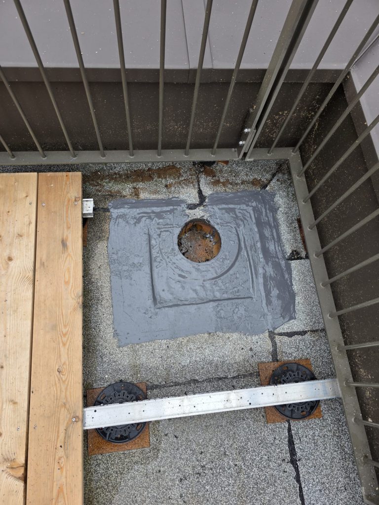 Beschichtung der gereinigten und vorbereiteten Leckstelle mit flüssigem Dachmaterial.